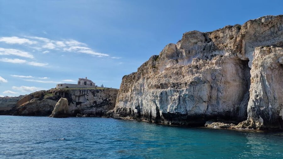 Siracusa: Ortigia & Sea Caves Boat Tour with Sunset Apertif - Meeting outside A Surgiva and getting onto the water