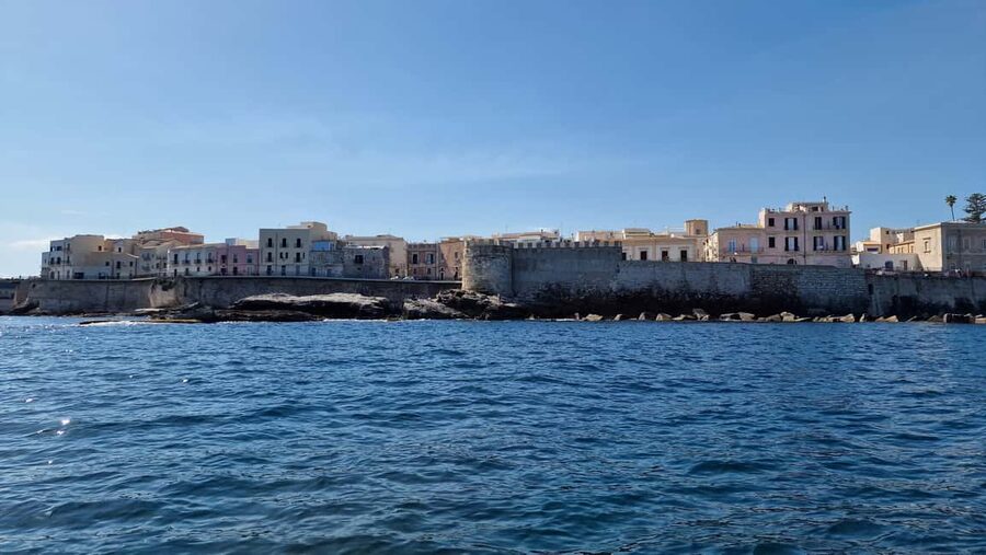 Siracusa: Ortigia +sea caves +fishing experience - Entering the Syracuse sea caves