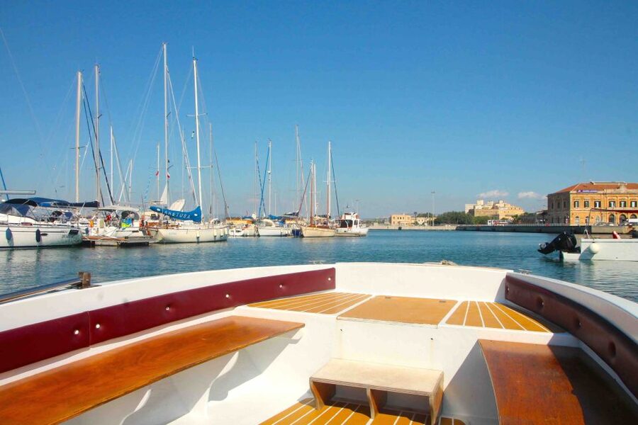 Siracusa: Ortygia Island Boat Tour with Grotto Visit - The swimming stop and the best time of day