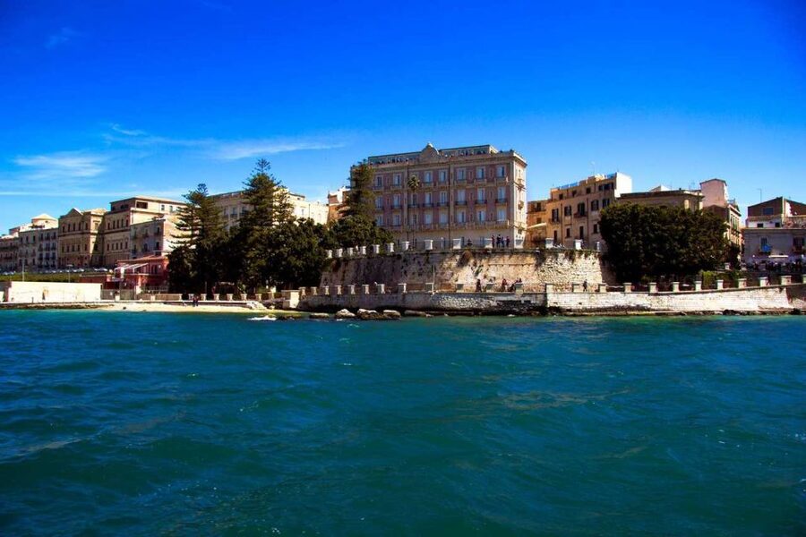 Siracusa: Ortygia Island Boat Tour with Grotto Visit - What the guides add to the ride