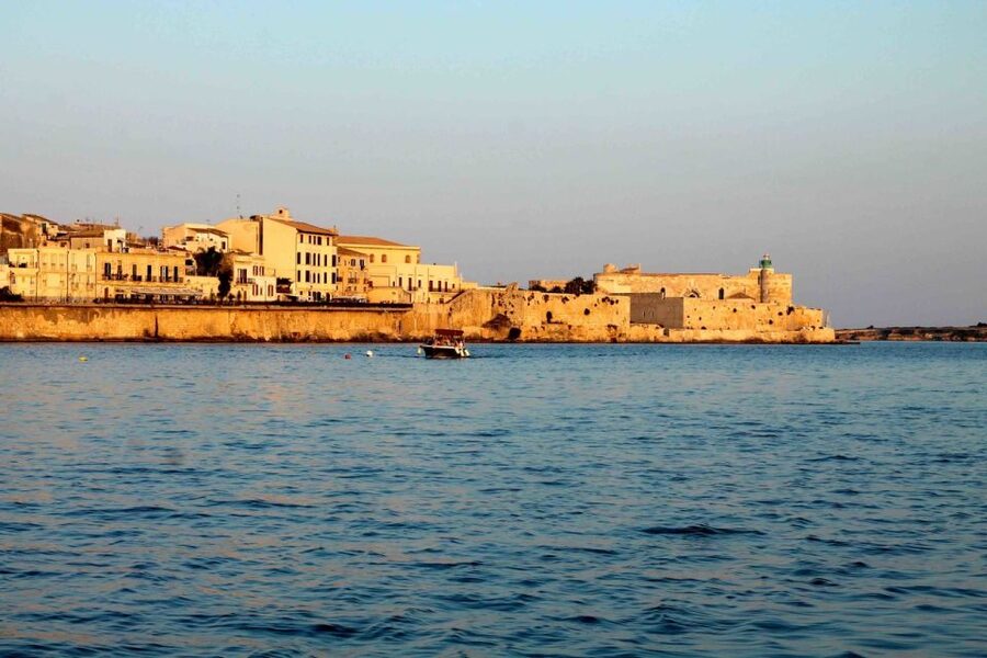 Siracusa: Ortygia Island Boat Tour with Grotto Visit - Meeting point and timing advice