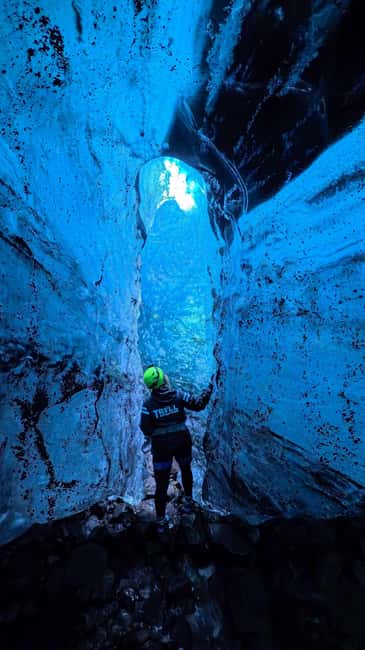 Sólheimajökull: Glacier Hike and Ice Cave Tour - The 20-minute safety briefing and walk to the ice