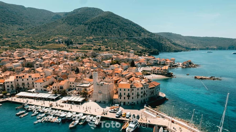 Split/Podstrana: Blue Cave, Hvar & 6 Islands Speedboat Trip - Milna on Brač, a quieter finish