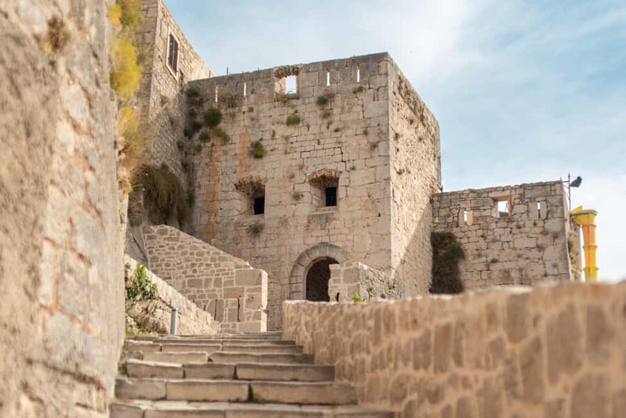 Split: Private tour to Klis Fortress and Vranjača cave - Walking the stone defenses of Klis Fortress