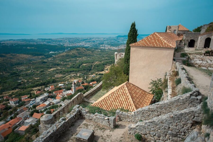 Split: Private tour to Klis Fortress and Vranjača cave - What the private guide adds