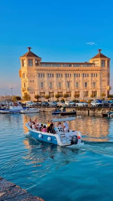 Syracuse: Ortigia Island & Sea Cave Boat Tour with Prosecco - A casual boat atmosphere with good guides