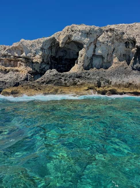 Syracuse: Ortigia Island & Sea Cave Boat Tour with Prosecco - Under the low bridge and around Ortigia