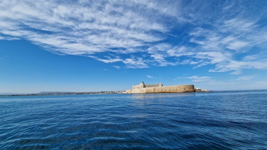 Syracuse: Pillirina, Ortigia, and Sea Caves Tour by Boat - Picking the best departure time