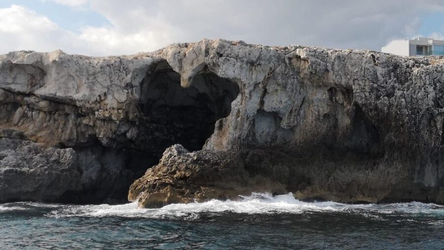 Syracuse:Tour Ortigia,caves with local skipper explanation - Castello Maniace from the water