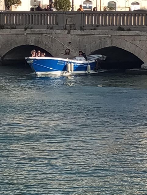 Syracuse:Tour Ortigia,caves with local skipper explanation - The main and small harbors