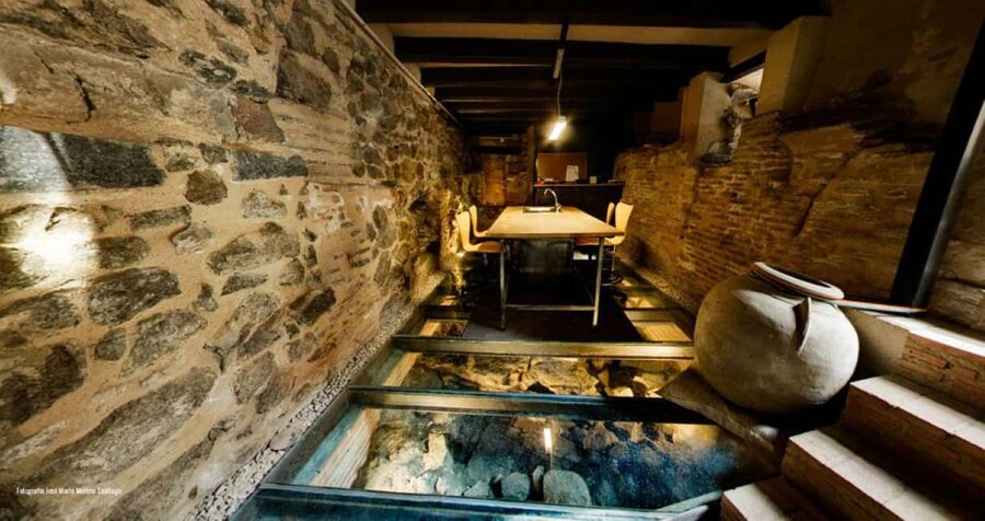 Toledo: Underground Guided Tour with Entry Ticket - Entering Casa Rodrigo de la Fuente