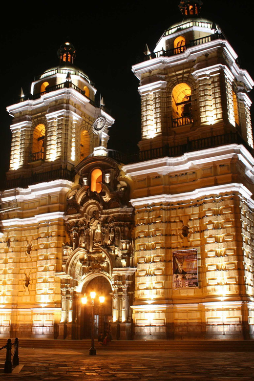 Tour of Lima with a visit to the catacombs of San Francisco. - Entering the historic center at San Martín Square