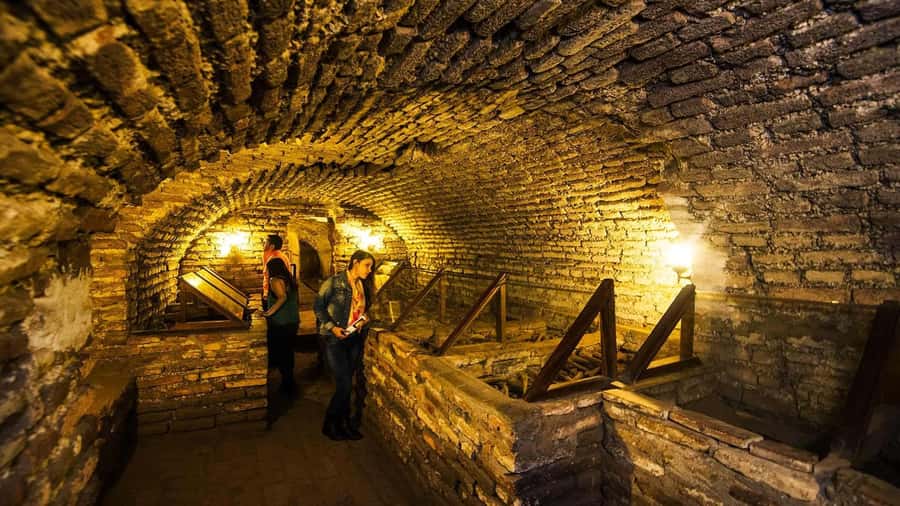 Tour of Lima with a visit to the catacombs of San Francisco. - The guide and language options