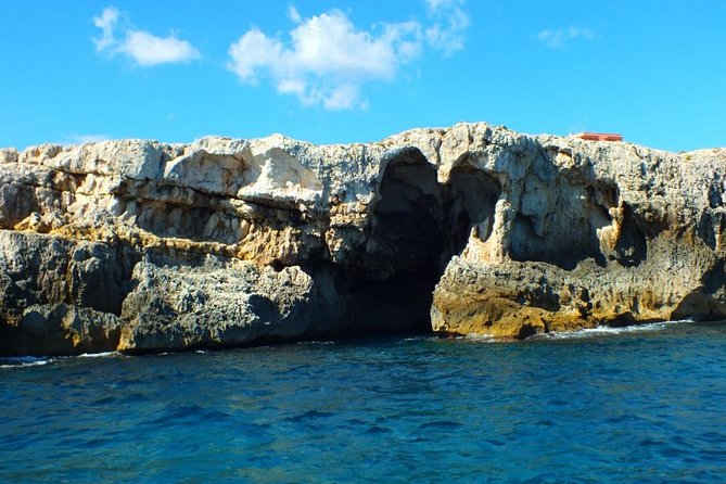 Tour of the island of Ortigia and exploration of sea caves with baths. - Who will enjoy this short boat tour