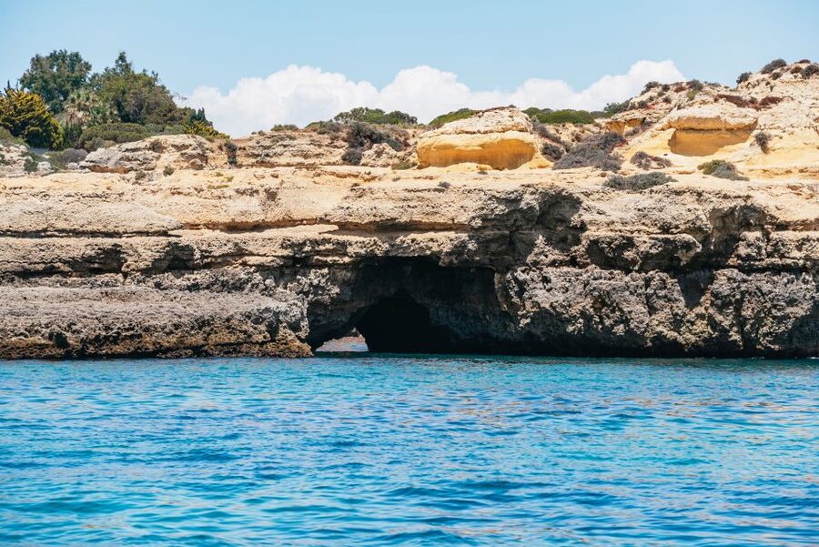 Vilamoura: Benagil Cave Boat Tour with Entry&Dolphin search - What the boat ride feels like