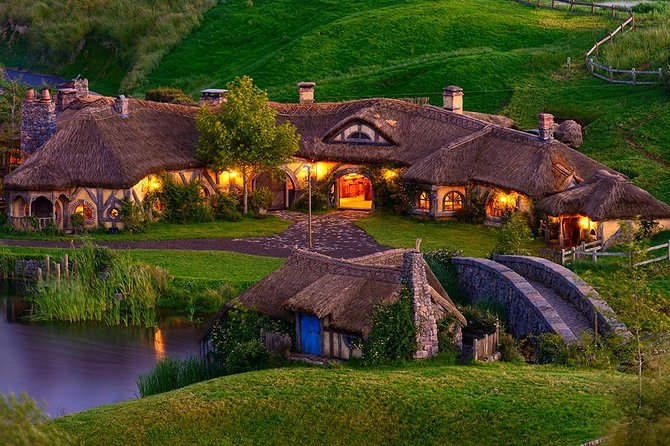 Waitomo Caves & Hobbiton Small Group Tour inc Lunch from Auckland - Karapiro and the return north